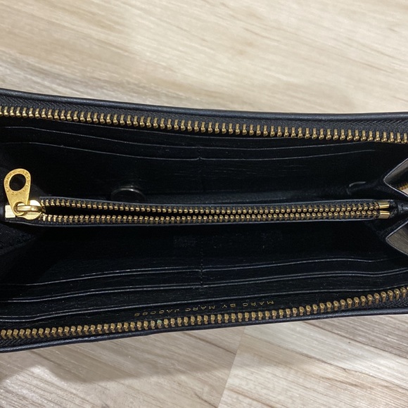 Marc Jacobs Wallet | Black Pebbled Leather Look | Gold Hardware - Picture 6 of 6